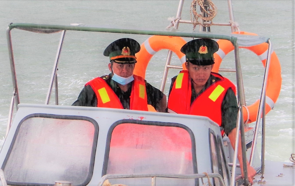 Trong điều kiện khắc nghiệt mưa nắng, đêm tối nhưng CBCS BĐBP vẫn bám trụ trên tuyến đầu chống dịch.